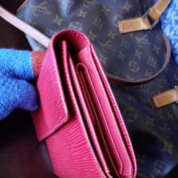 Authentic Louis Vuitton Epi Wallet - Picture 5 of 8